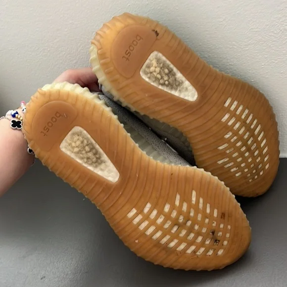 Yeezy Boost 350 V2 Sesame - size 8 - Picture 4 of 7